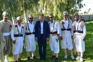 استقبال سرفاریابی ها از «امیرحسین برخه» با شال و کلاه سنتی