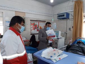 رئیس جمعیت هلال احمر شهرستان بویراحمد اهدای ماسک و ملزومات بهداشتی به بیماران بخش های دیالیز، کولیز و پرسنل بیمارستان شهید بهشتی