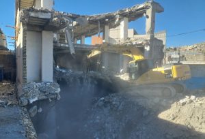 تخریب ساختمان سه طبقه غیرمجاز شهرداری دوگنبدان